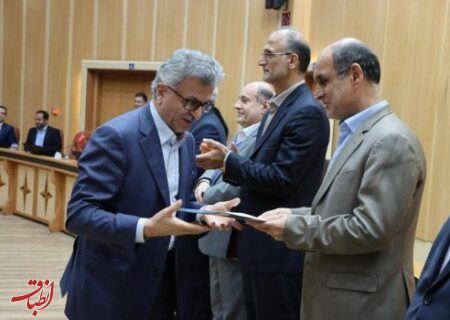 تجلیل استاندار گیلان از رئیس دانشگاه علوم پزشکی به پاس خدمات ارزنده در ایام نوروز